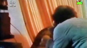 கருப்பு காலுறைகளில் பயிற்சி பெற்ற சிவப்பு ஹேர்டு ஜெர்மன் இந்தி செக்ஸ் வீடியோ மாணவர் தனது படகோட்டி விழுங்குகிறார்