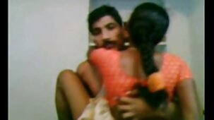 முதல் முகத்தில் முத்தமிட்டது, தூக்கம் இல்லை, இந்தி செக்ஸி வீடியோ இந்த அசிங்கமான ஜோடியால்