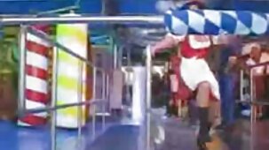 ஒரு தாடி வைத்த மனிதன் தனது குறுகிய ஹேர்டு சிவப்பு ஹேர்டு மனைவியின் தொண்டையில் இறங்குகிறான் இந்தி செக்ஸி வீடியோ