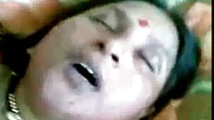 குறும்பு பிச் தனது நெருங்கிய காதலியின் இந்தி செக்ஸ் வீடியோ கணவரை கவர்ந்திழுக்கிறது