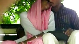 இளம் கறுப்பன்-அக்கம் இந்தி செக்ஸ் வீடியோ பக்கத்தின் ராஜா ஒரு காரை ஓட்டுகிறார், அதே நேரத்தில் ஒரு கொழுப்பு முலாட்டோ அவருக்கு ஒரு பொது தனியா கொடுக்கிறார்